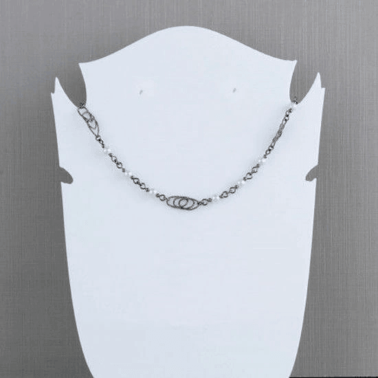 CHOKER COM PEROLAS E DETALHE EM FORMATO DE ESPIRAL