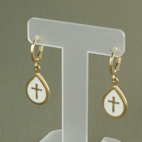 BRINCO DE ARGOLA COM PINGENTE DE CRUCIFIXO BRANCA - OURO - Donna Jóias Folheadas