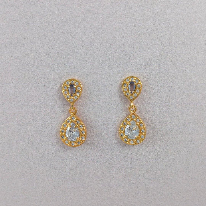 BRINCO EM FORMATO DE GOTA COM PEDRA CRISTAL - OURO - Donna Jóias Folheadas