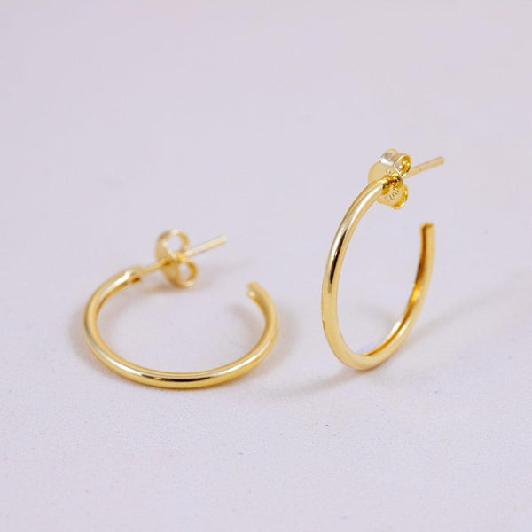 BRINCO MEIA ARGOLA LISA 2CM - OURO - Donna Jóias Folheadas