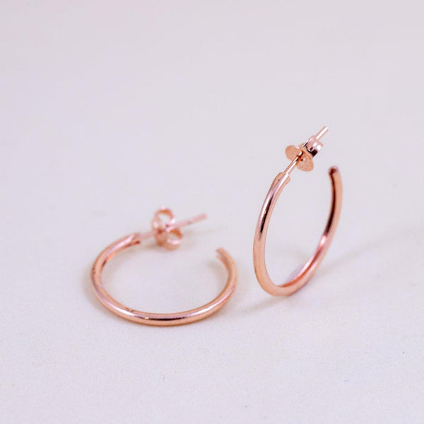 BRINCO MEIA ARGOLA LISA 2CM - OURO ROSE - Donna Jóias Folheadas