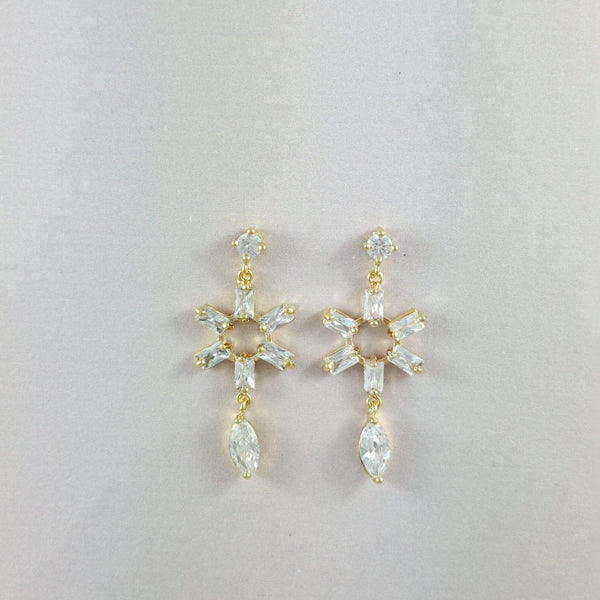 BRINCO FORMATO DE GOTA E COM FLOR DE ZIRCÔNIAS - OURO